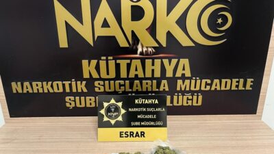 KÜTAHYA’DA DURDURULAN ARAÇTA UYUŞTURUCU ELE GEÇİRİLDİ