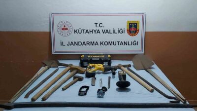 ASLANAPA’DA İZİNSİZ KAZI YAPAN 4 KİŞİ SUÇÜSTÜ YAKALANDI