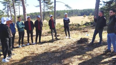 ASLANAPA’DA LİSE ÖĞRENCİLERİ ORMANDA YAPILAN ÇALIŞMALAR KONUSUNDA BİLGİLENDİRİLDİ