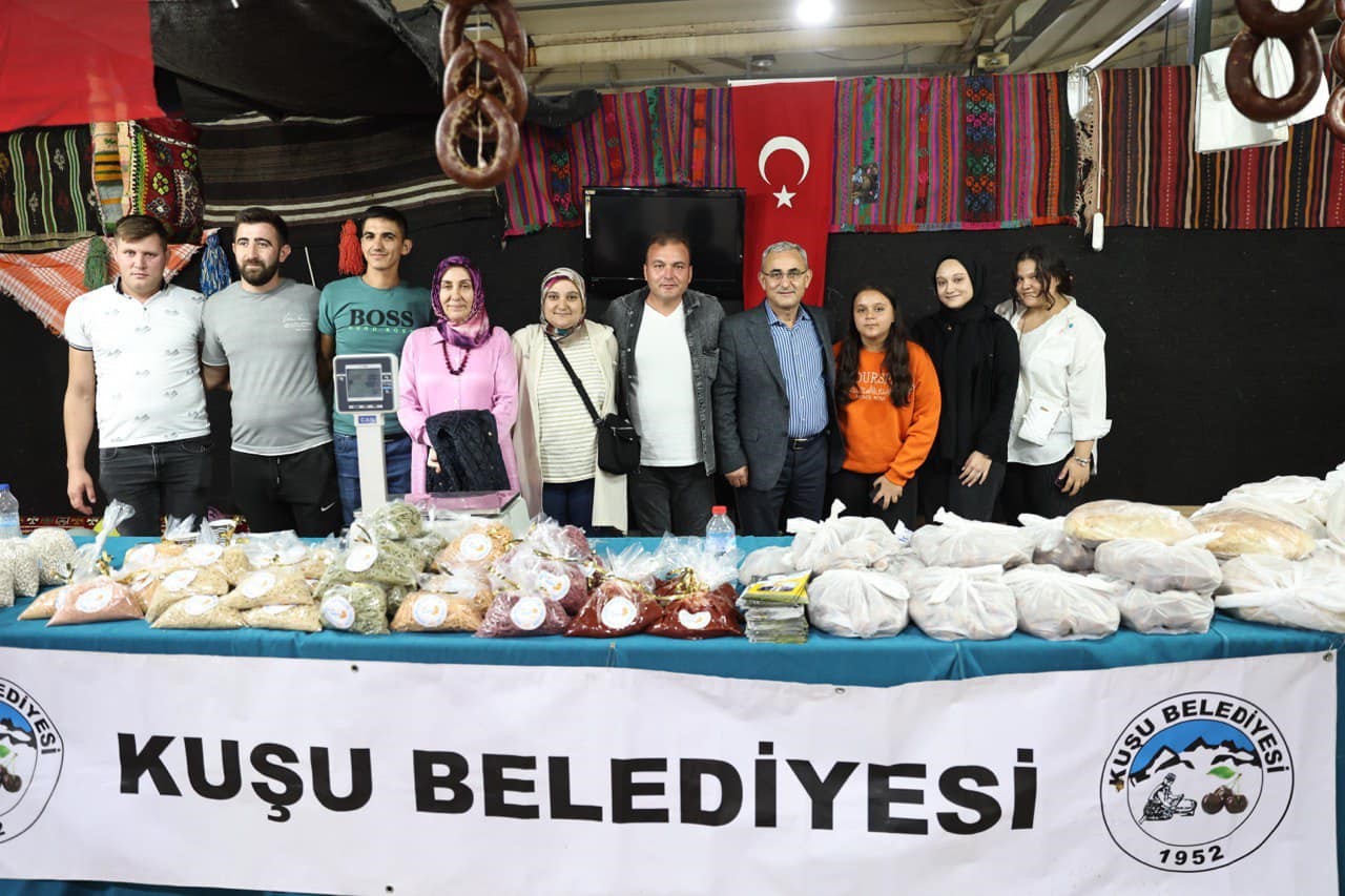 Başkan Işık, İzmir’de düzenlenen Kütahya Tanıtım Günleri’nin açılışına katıldı