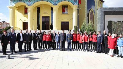 KÜTAHYA'DA CUMHURİYETİMİZİN 100. YILI ETKİNLİKLERİ ÇELENK SUNUMUYLA BAŞLADI