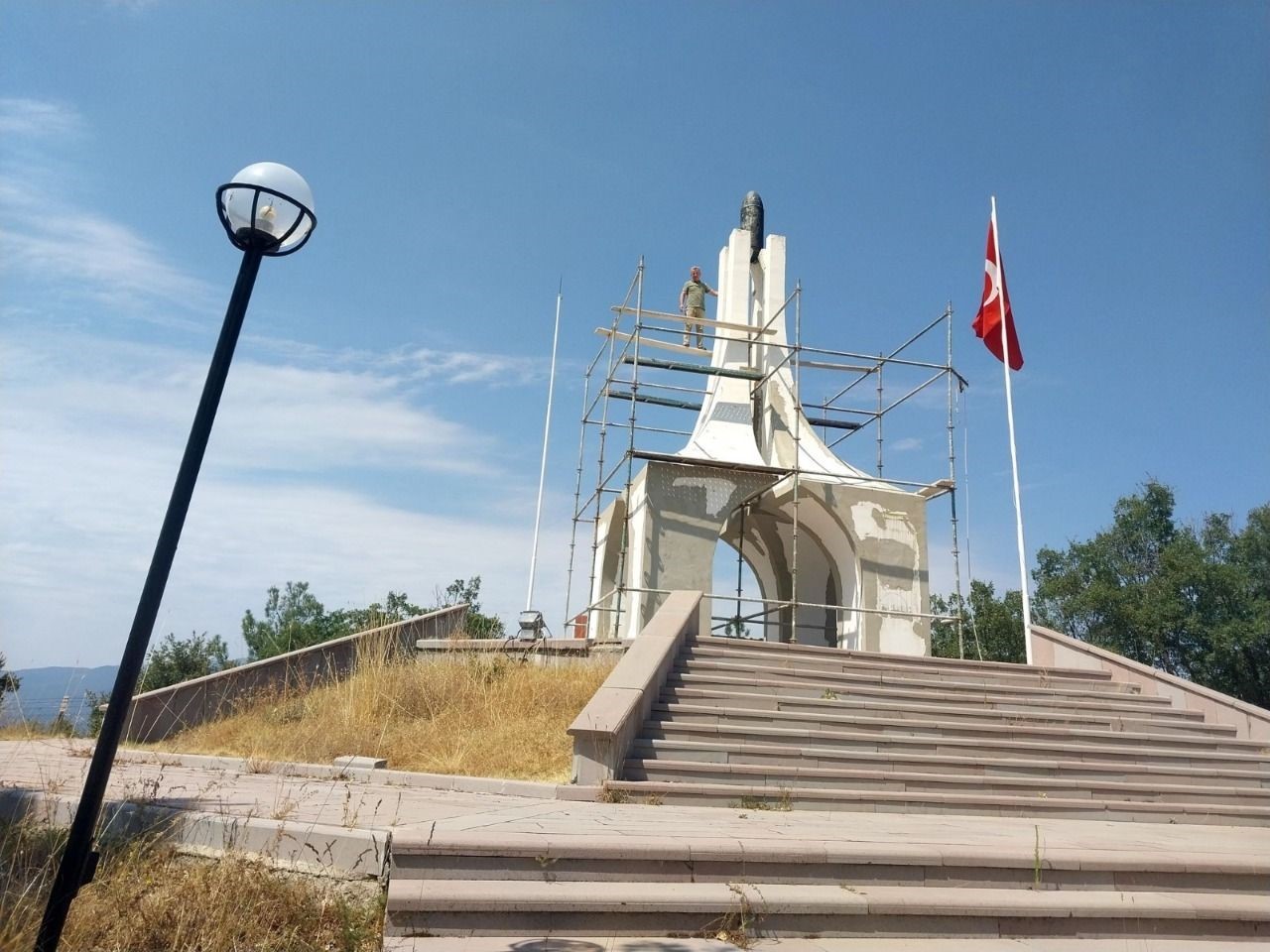 Emet Cevizdere Şehitliğinde bakım onarım çalışması