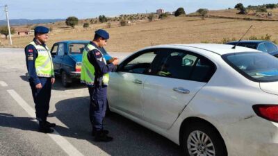 EMET’TE SÜRÜCÜLERE TRAFİKTE GÜVENLİ SÜRÜŞ VE EMNİYET KEMERİNİN ÖNEMİ ANLATILDI
