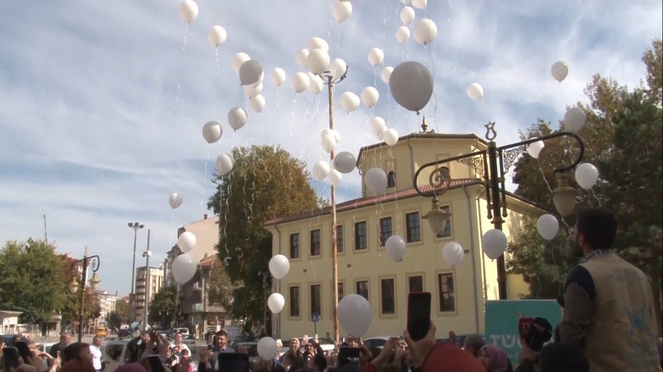 Filistinli şehit çocuklar için gökyüzüne beyaz balonlar bırakıldı