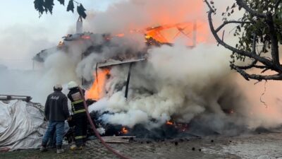 GEDİZ’DE AHŞAP BİNA YANGINDA KÜLE DÖNDÜ