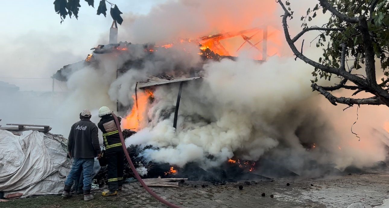 Gediz’de ahşap bina yangında küle döndü