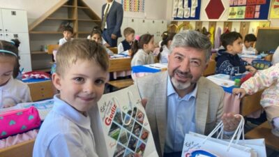 GEDİZ’DE MİNİK ÖĞRENCİLERE OKULA HOŞ GELDİN HEDİYESİ