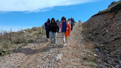 GEDİZ’DE ÖĞRENCİLER 100.YIL ANISINA AKDAĞ ZİRVESİNE BAYRAK ASTILAR