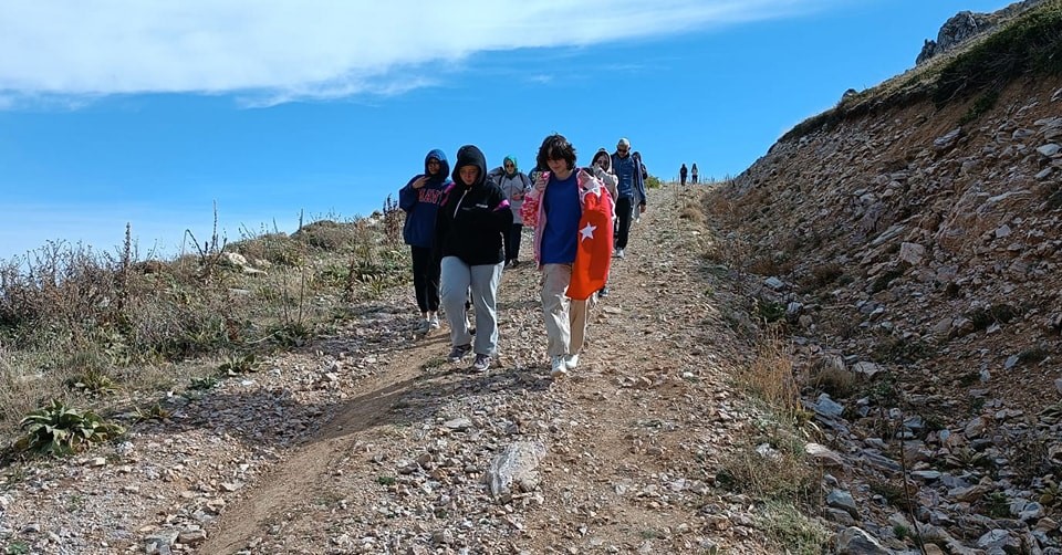 Gediz’de öğrenciler 100. yıl anısına Akdağ zirvesine bayrak astılar