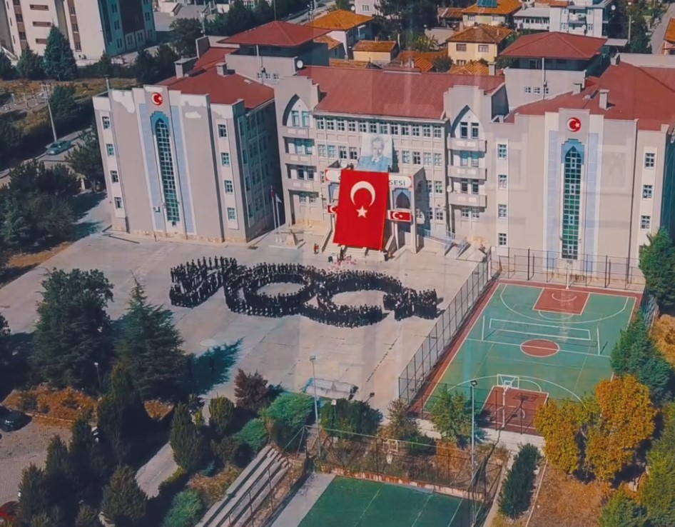 Gediz’de öğrencilerden 100.yıl koreografisi