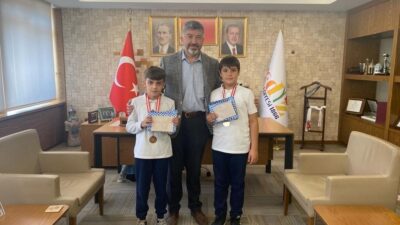 GEDİZ’DE YÜKLÜ MİKTARDA PARA BULAN İLKOKUL ÖĞRENCİLERİNDEN ÖRNEK DAVRANIŞ