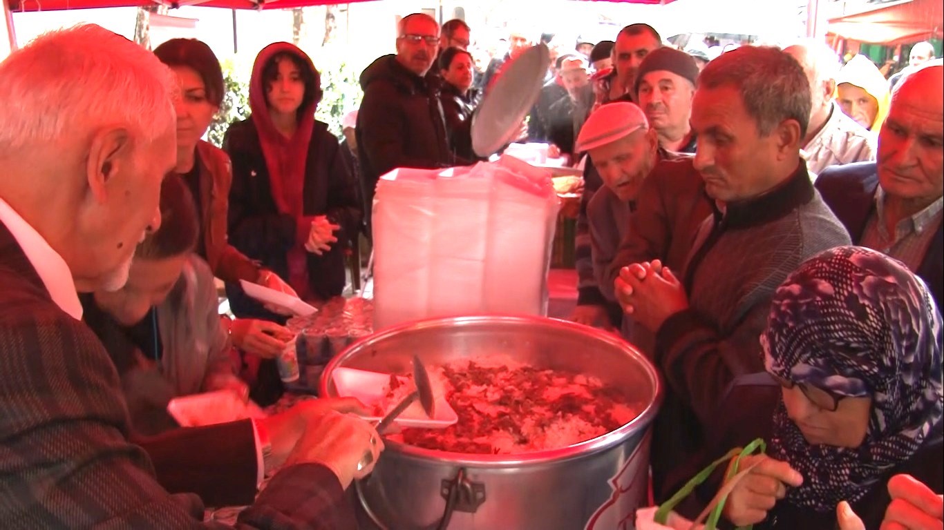 Hazret-i Mevlana’nın doğumunun 816. yıl dönümü sebebiyle halka pilav ve ayran ikramı