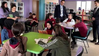 KAYMAKAM DEMİRCİ, KÜTÜPHANEDE ÖĞRENCİLERLE KİTAP OKUDU