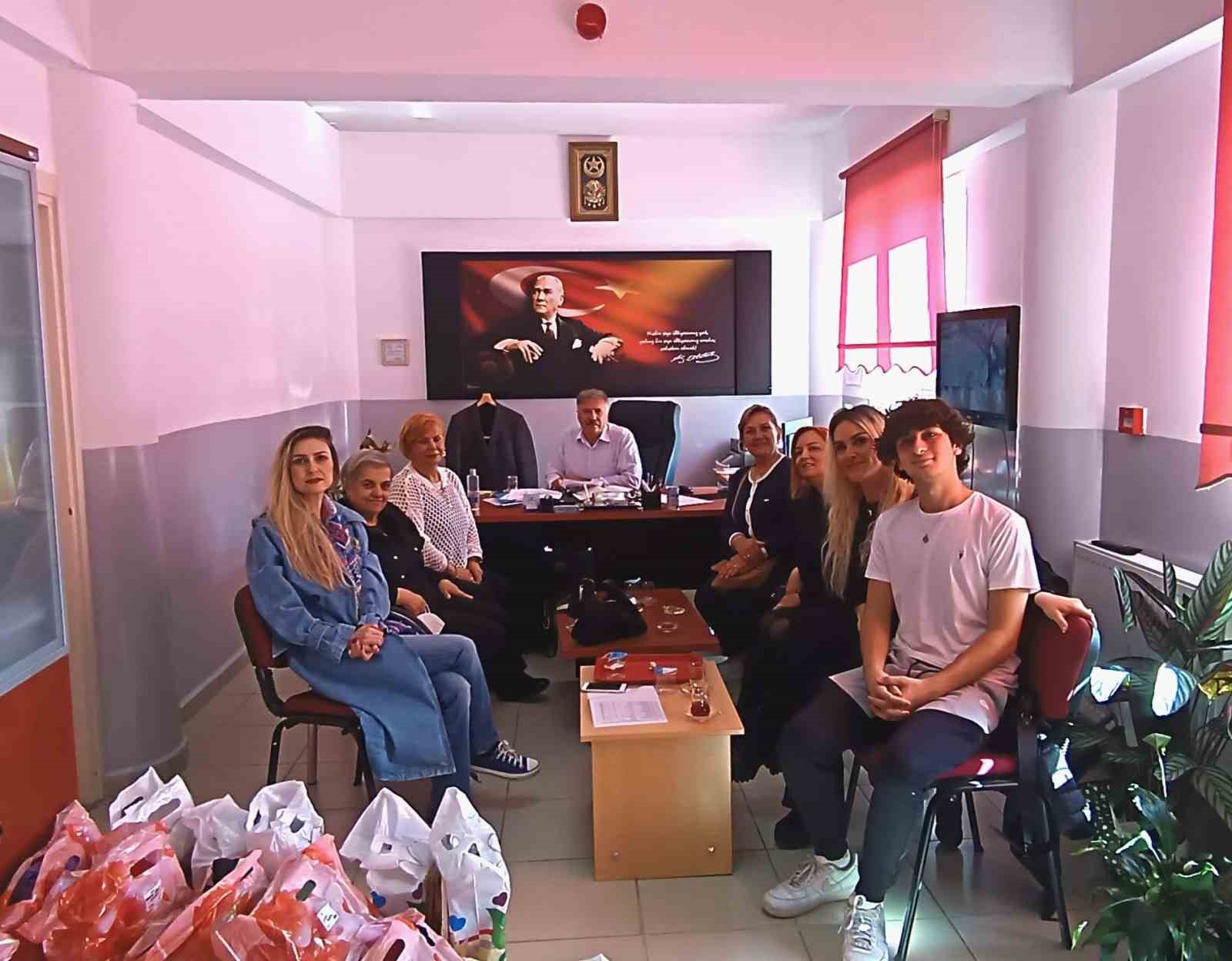 KÜTAHYA YARDIM SEVENLER ŞUBESİ 100 ÇOCUĞA MONT VE BOT DAĞITTI