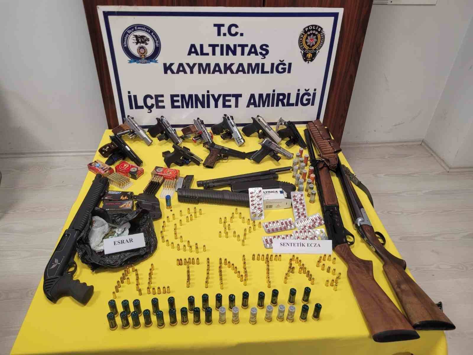 Kütahya’da 10 tabanca, 4 tüfek ve uyuşturucu maddi ele geçirildi