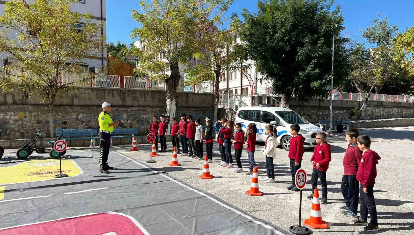 Kütahya’da 275 öğrenciye temel trafik eğitimi verildi