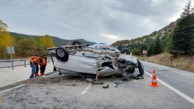 KÜTAHYA'DA AĞACA ÇARPARAK DEVRİLEN MİNİBÜSÜN SÜRÜCÜSÜ HAYATINI KAYBETTİ