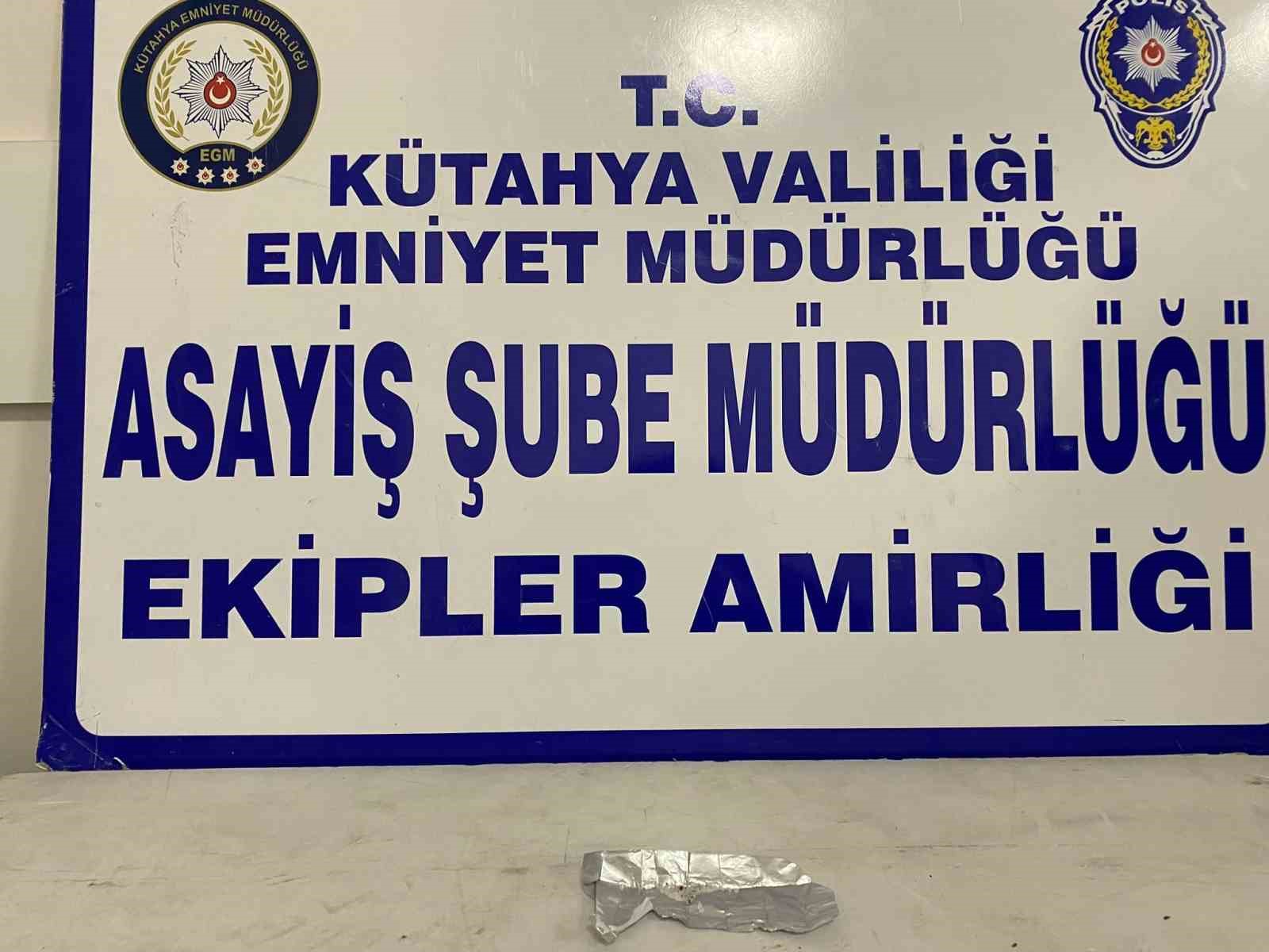 KÜTAHYA’DA BİR KİŞİNİN ÜZERİNDE UYUŞTURUCU BULUNDU