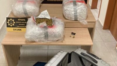 KÜTAHYA’DA DUR İHTARINA UYMAYAN ARAÇTA 17 KİLO UYUŞTURUCU ELE GEÇİRİLDİ