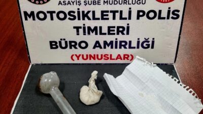 KÜTAHYA’DA EHLİYETSİZ SÜRÜCÜNÜN TRAFİKTEN MEN EDİLMİŞ ARACINDA UYUŞTURUCU ELE GEÇİRİLDİ