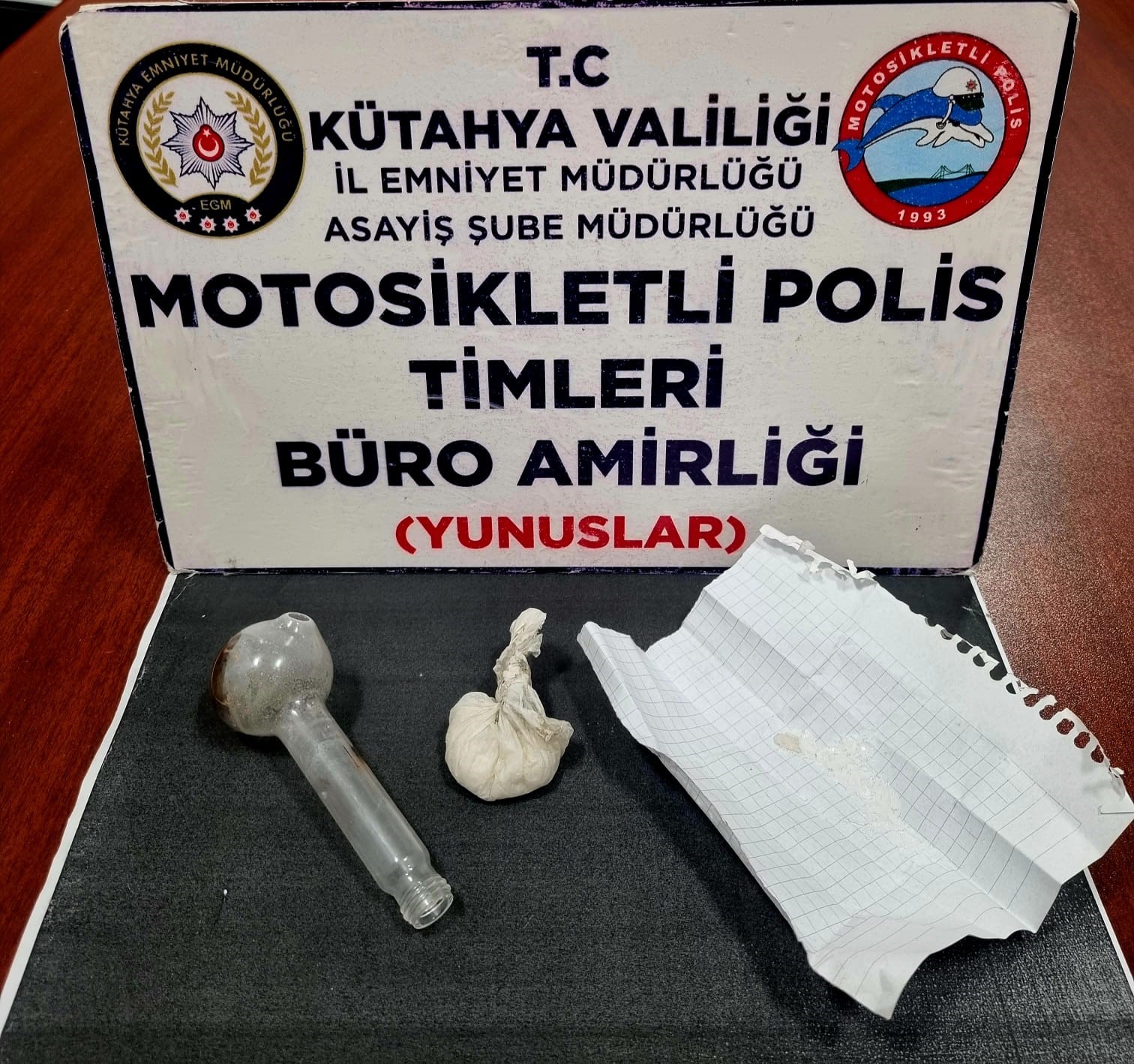 Kütahya’da ehliyetsiz sürücünün trafikten men edilmiş aracında uyuşturucu ele geçirildi