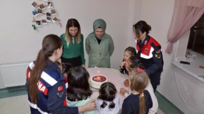 KÜTAHYA’DA JANDARMA ÇOCUK SEVGİ EVİNDE ÇOCUKLARI SEVİNDİRDİ