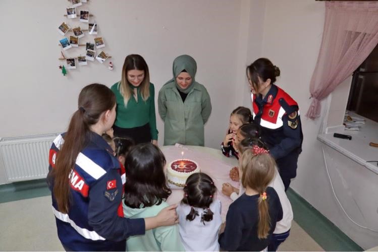 KÜTAHYA’DA JANDARMA ÇOCUK SEVGİ