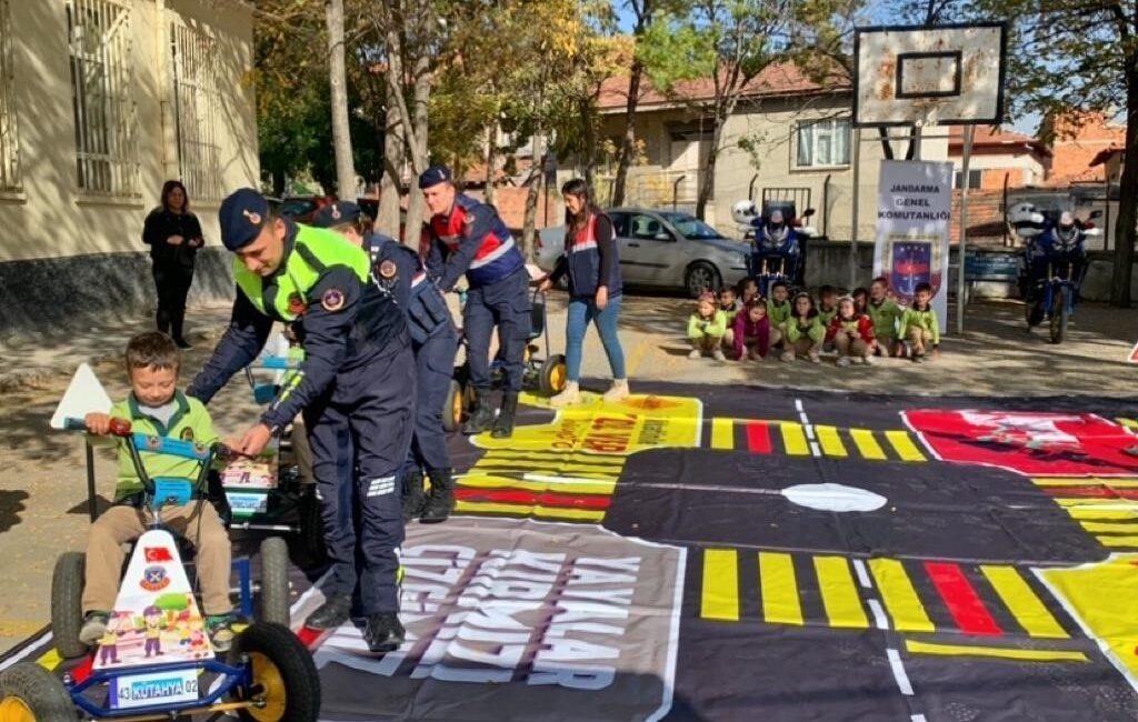 KÜTAHYA’DA JANDARMADAN ÖĞRENCİLERE TRAFİK