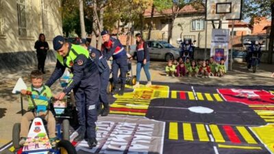 KÜTAHYA’DA JANDARMADAN ÖĞRENCİLERE TRAFİK GÜVENLİĞİ EĞİTİMİ