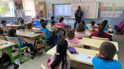 KÜTAHYA’DA ÖĞRENCİLERE POLİSLİK MESLEĞİ VE 112 ACİL ÇAĞRI MERKEZİ TANITILIYOR