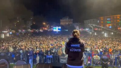 KÜTAHYA’DA SEMİCENK KONSERİNDE 10 BİN KİŞİYE AİLE VE ARKADAŞLIĞIN ÖNEMİ