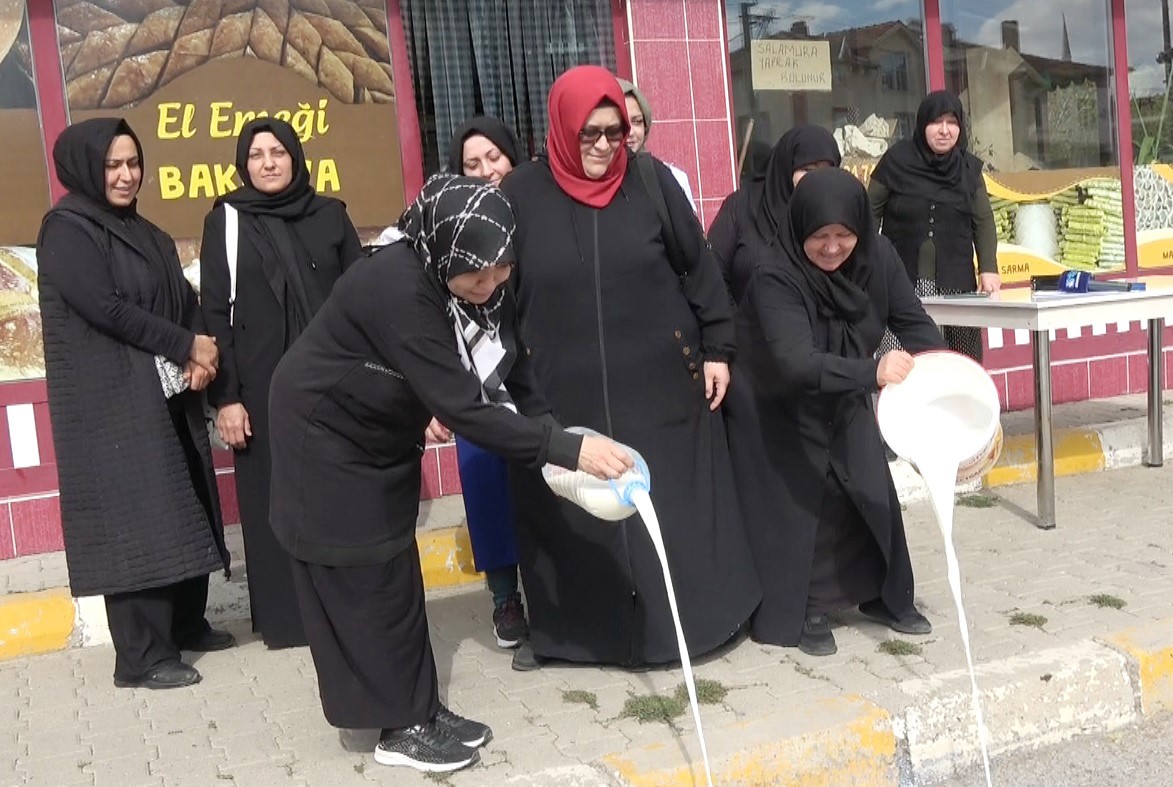 TEPECİK BELDESİ'NDE MANDA SÜTÜ ÜRETİCİLERİ TEPKİLERİNİ DUYURDU