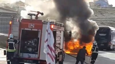 PARK HALİNDEKİ OTOMOBİL ALEV ALEV YANDI