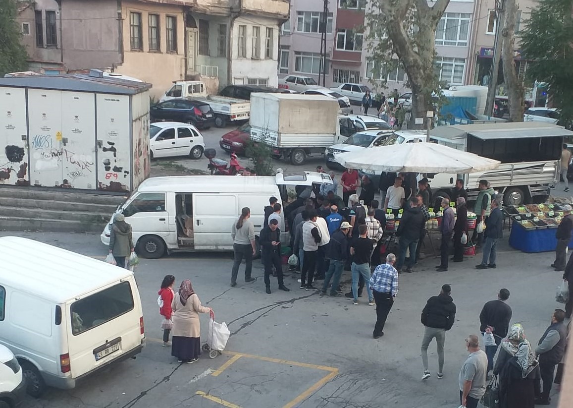 Pazarda park yeri tartışması kanlı bitti: 2 yaralı