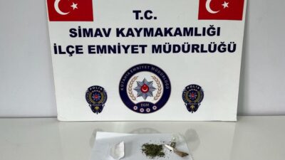 SİMAV’DA DURDURULAN ARAÇTAKİ ŞAHISLARIN ÜZERİNDE UYUŞTURUCU ELE GEÇİRİLDİ