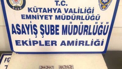 KÜTAHYA’DA ŞÜPHELİ ŞAHISLARIN ÜZERİNDEN UYUŞTURUCU HAP ELE GEÇİRİLDİ