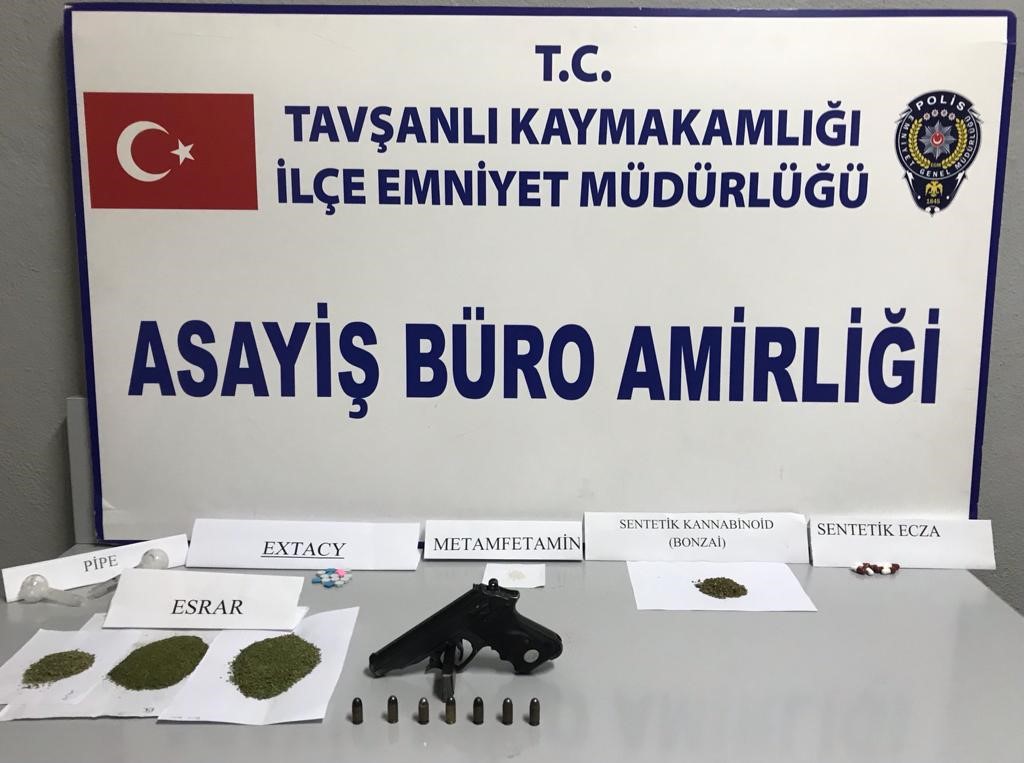 Tavşanlı’da durdurulan tırda uyuşturucu madde ve tabanca ele geçirildi