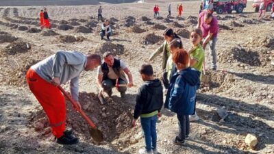 TAVŞANLI’DA CUMHURİYETİMİZİN 100. YIL ANISINA FİDANLAR TOPRAKLA BULUŞTU