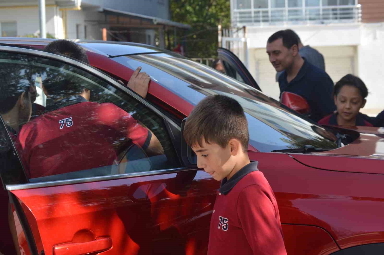 TAVŞANLI'DA ÖĞRENCİLER YERLİ OTOMOBİL TOGG'U İNCELEDİ