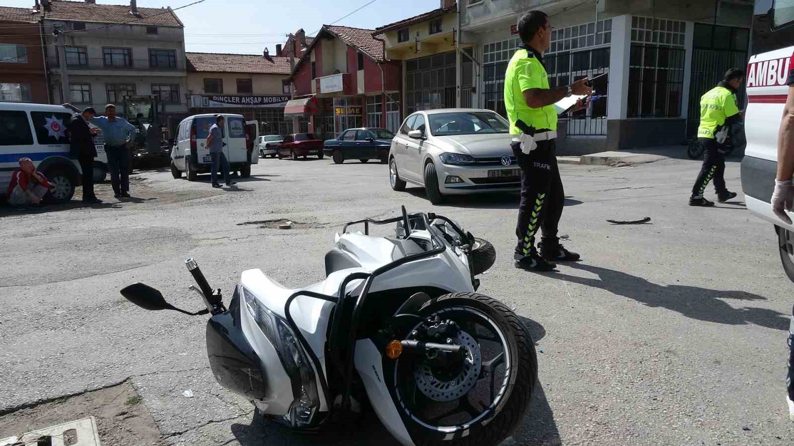 Tavşanlı’da otomobil ile motosiklet çarpıştı: 2 yaralı