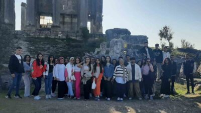 ÜNİVERSİTE ÖĞRENCİLERİNE KÜTAHYA GEZİSİ