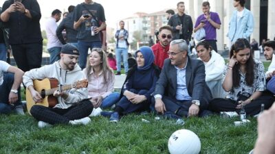 ÜNİVERSİTE ÖĞRENCİLERİYLE BİR ARAYA GELDİ