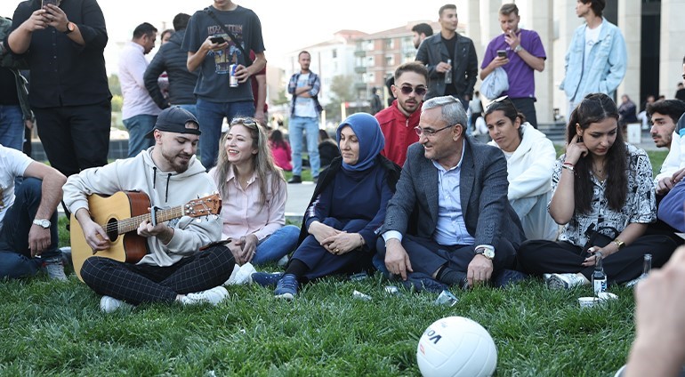 ÜNİVERSİTE ÖĞRENCİLERİYLE BİR ARAYA