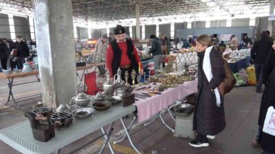 KÜTAHYA'DA KURULAN ANTİKA PAZARI KÜTAHYALILARI GEÇMİŞE GÖTÜRÜYOR