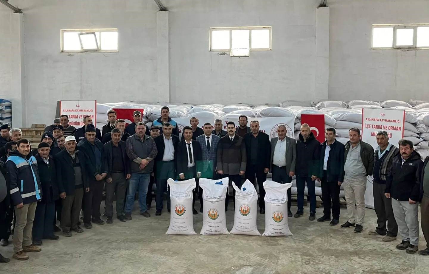 Aslanapa’da 386 çiftçiye yüzde 50 hibeli 65 ton 550 kilo buğday tohumu dağıtıldı