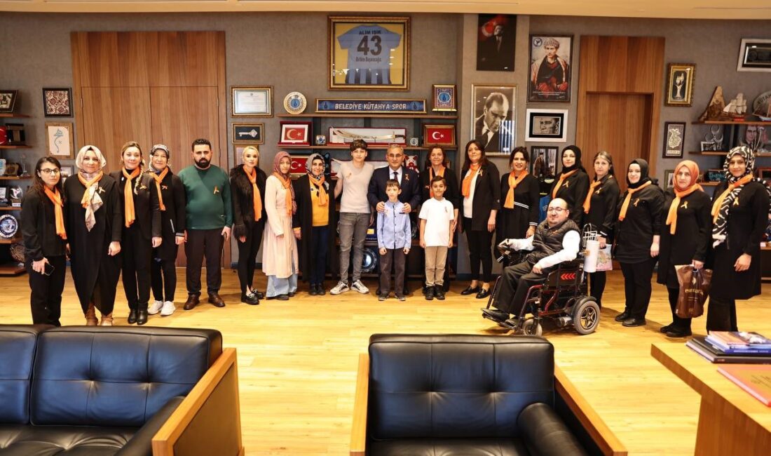 KÜTAHYA BELEDİYE BAŞKANI IŞIK ÖZEL MİSAFİRLERİ MAKAMINDA KONUK ETTİ