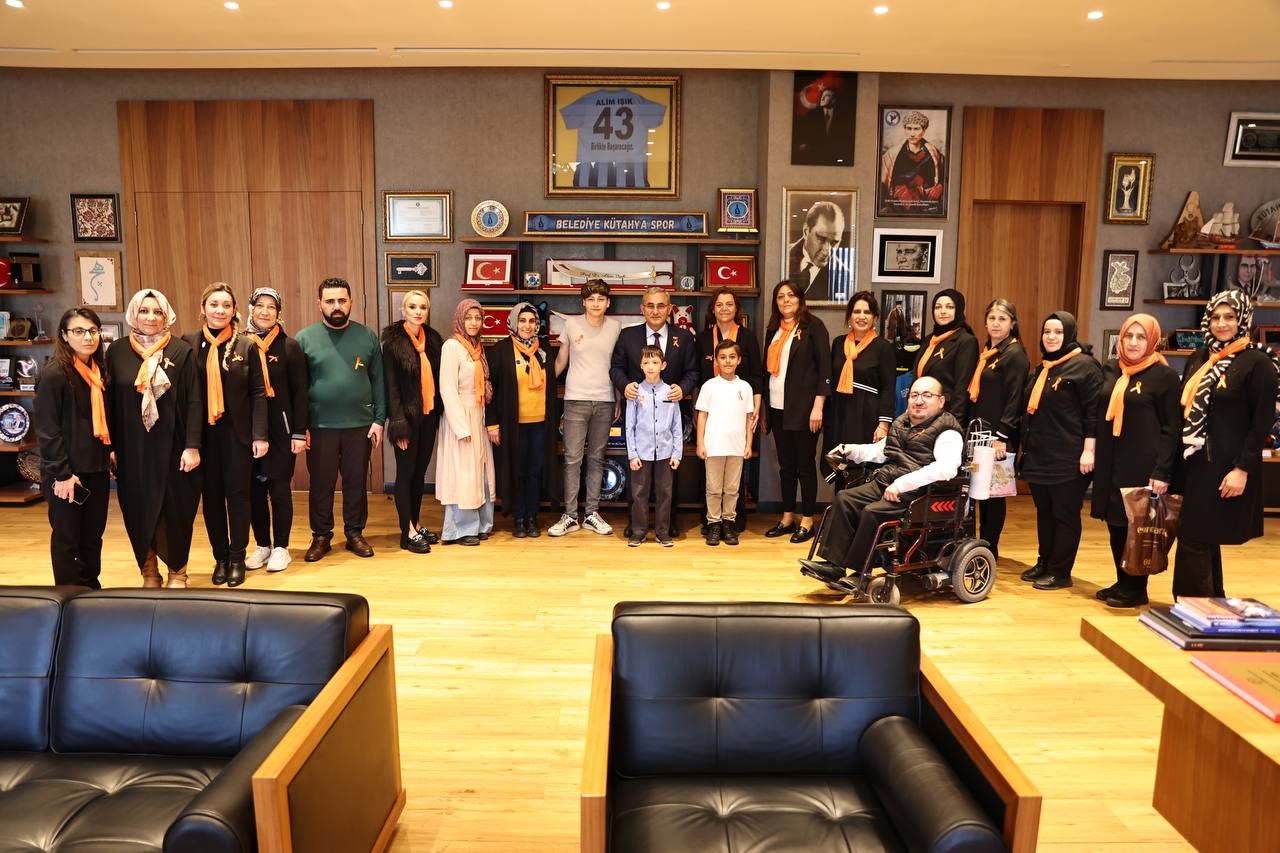 KÜTAHYA BELEDİYE BAŞKANI IŞIK ÖZEL MİSAFİRLERİ MAKAMINDA KONUK ETTİ