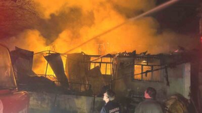 KÜTAHYA’NIN ÇAVDARHİSAR İLÇESİNE BAĞLI AĞARI KÖYÜNDE ÇIKAN YANGINDA BİR EV