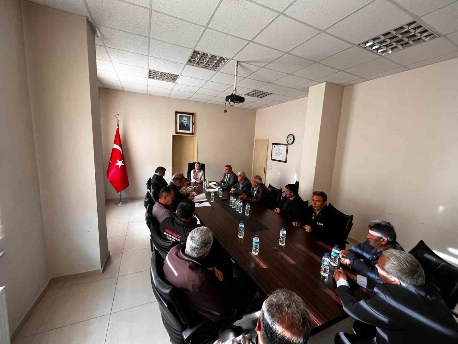 DUMLUPINAR’DA KÖYLERE YAPILAN VE YAPILMASI PLANLANAN HİZMETLER MASAYA YATIRILDI