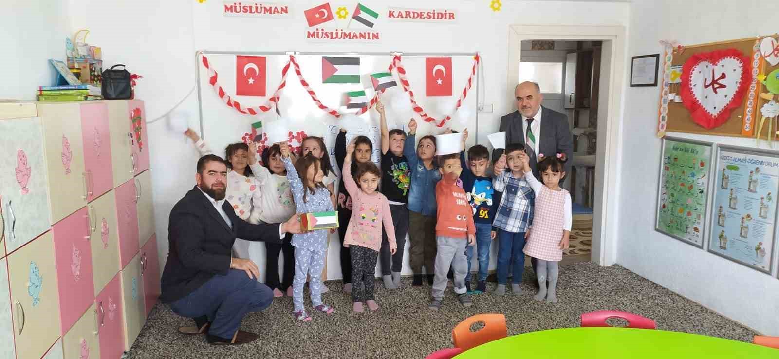 EMET’TE KUR’AN KURSU ÖĞRENCİLERİ KUMBARALARINDAKİ PARALARI FİLİSTİN’E BAĞIŞLADI